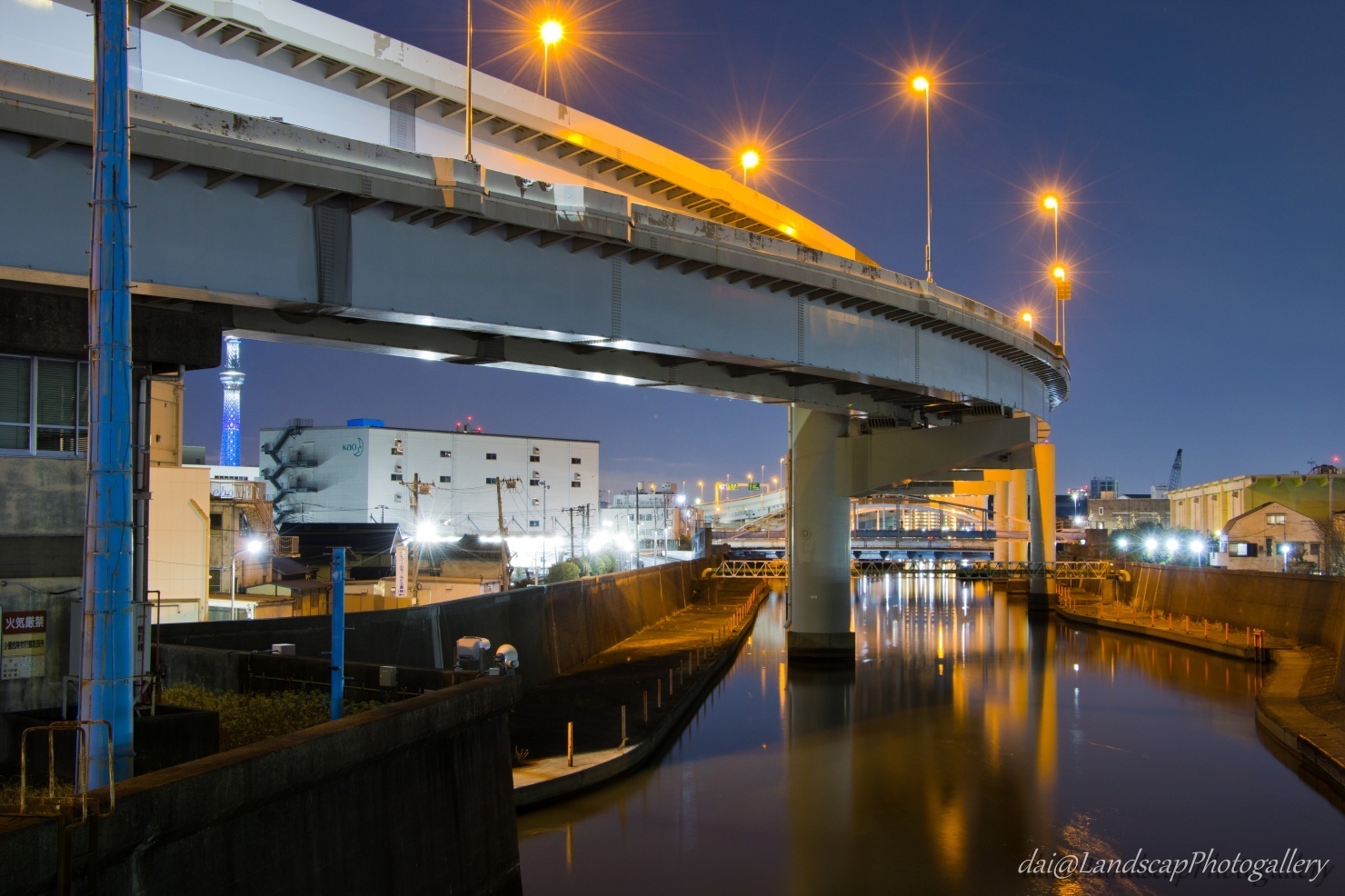 旧綾瀬川と首都高高架下夜景