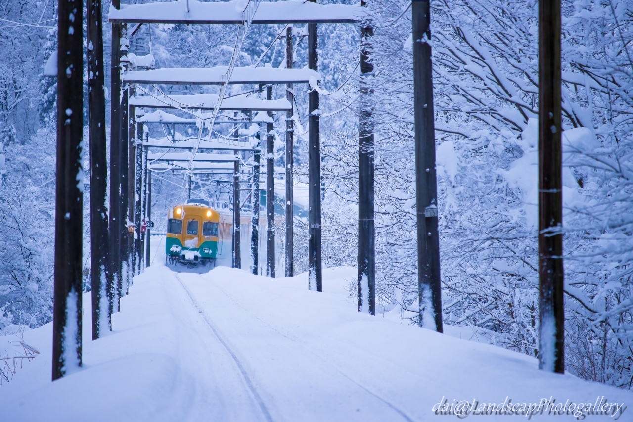 大雪の中をゆく立山行き電車