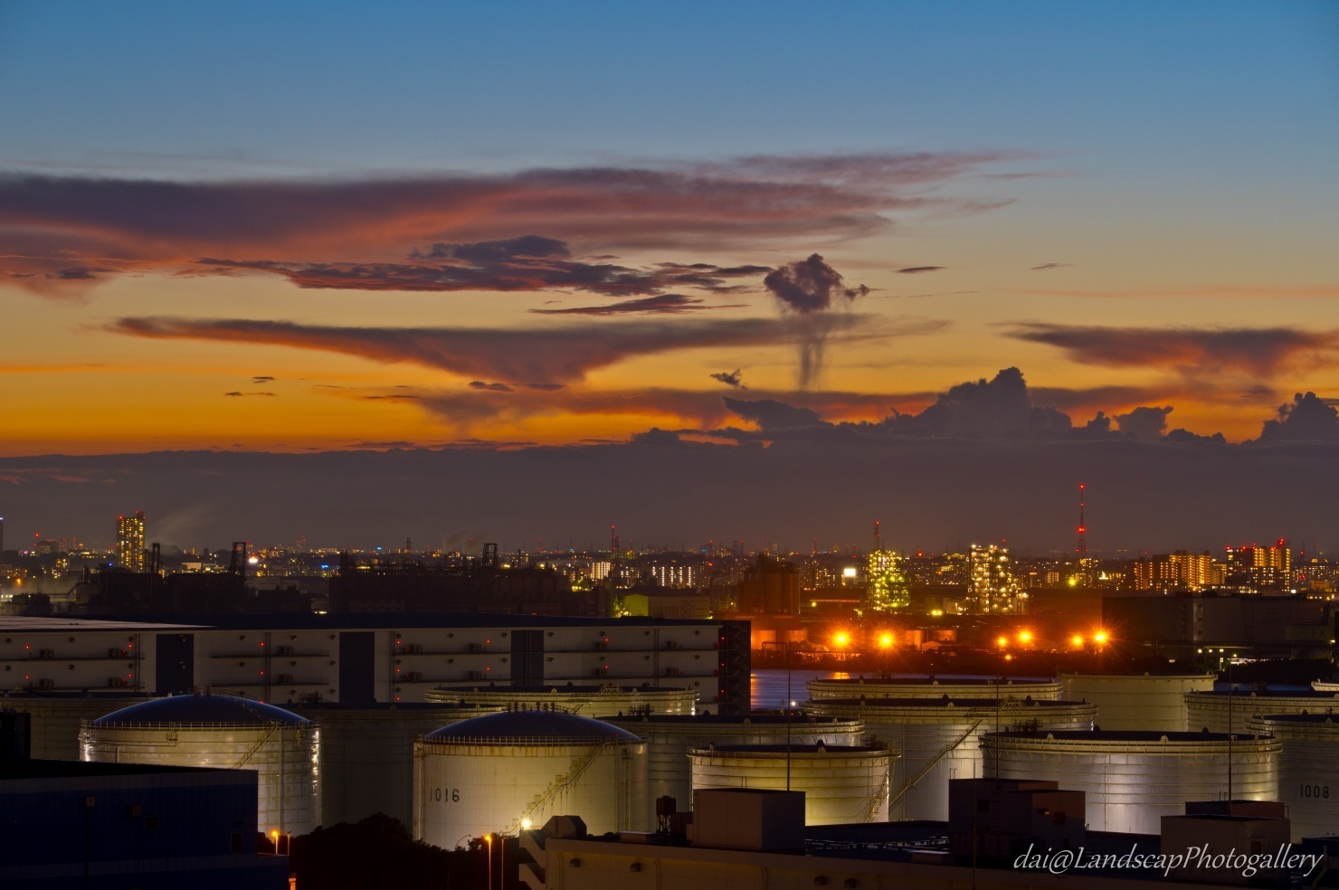 工場夕夜景と夏の夕雲