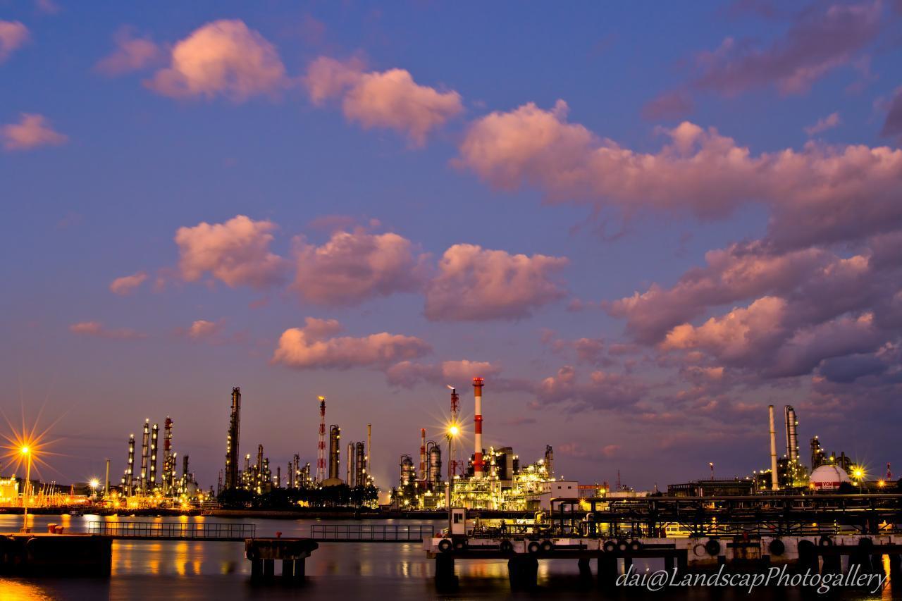 石油精製工場の夜景と光跡
