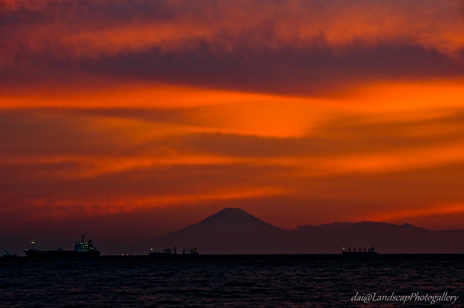 東京湾越しの富士山夕景