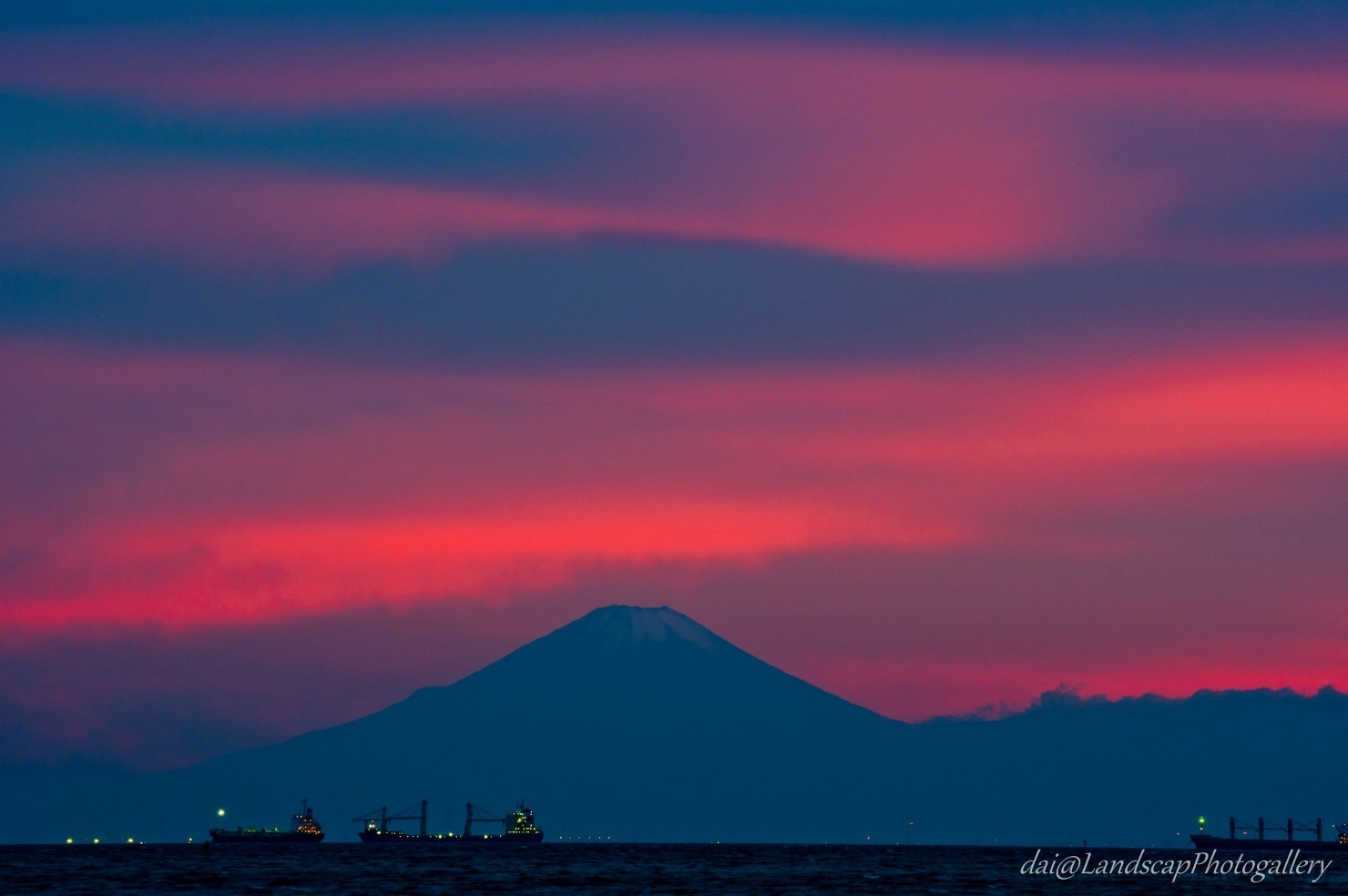 東京湾越しの富士山夕景