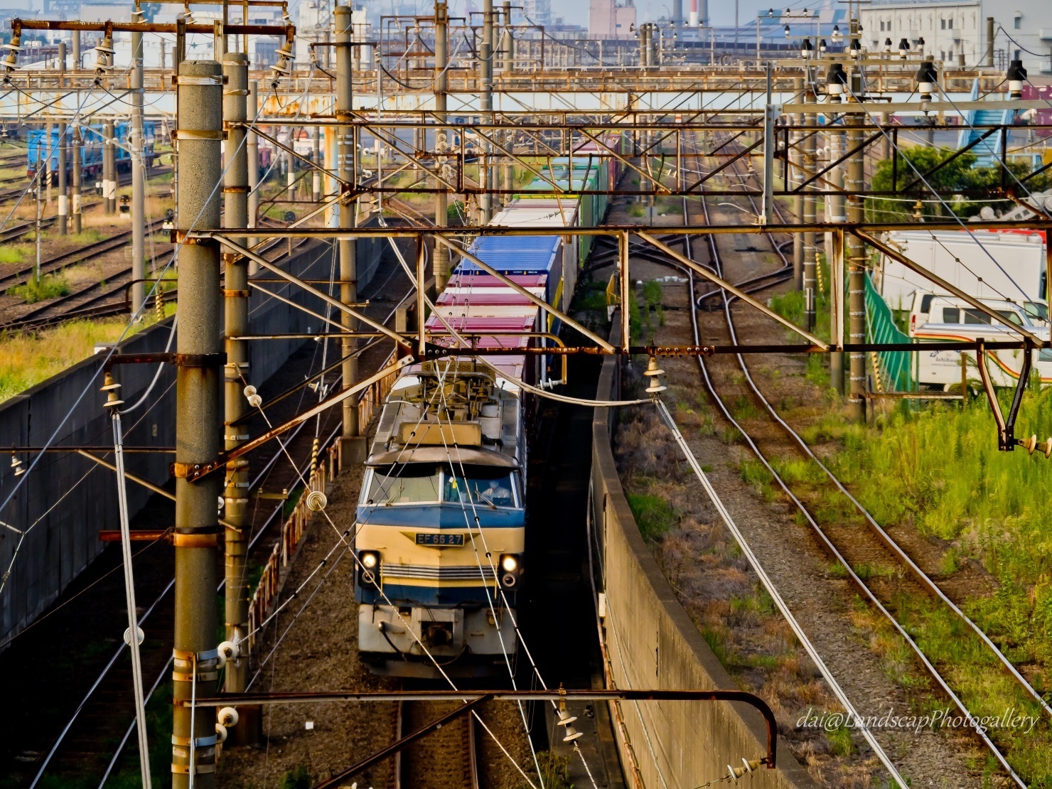 朝日を受けるEF66-27貨物列車