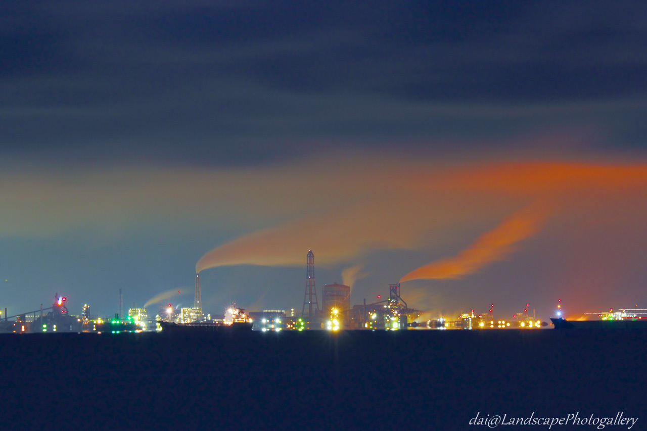 東京湾越しの製鉄所夜景