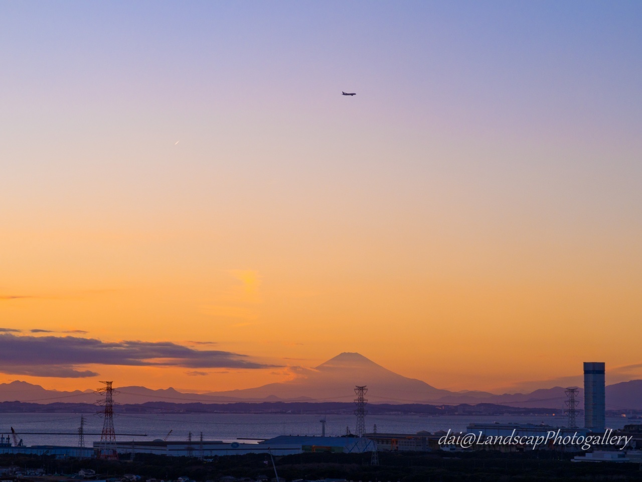 夕暮れの富士山と飛行機のシルエット