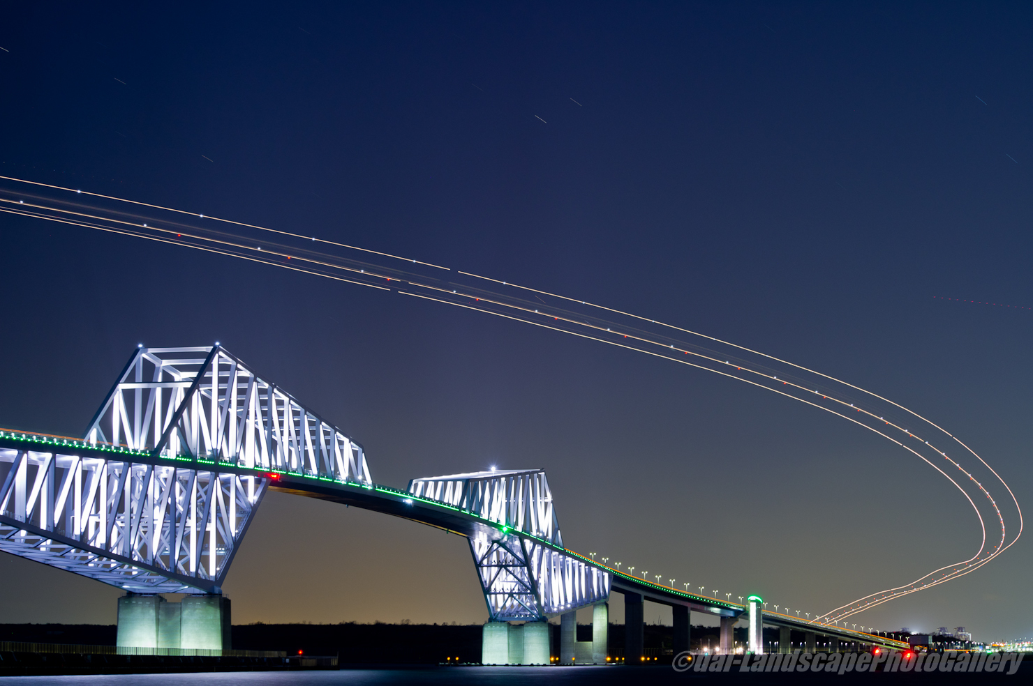 東京ゲートブリッジと飛行機の光跡