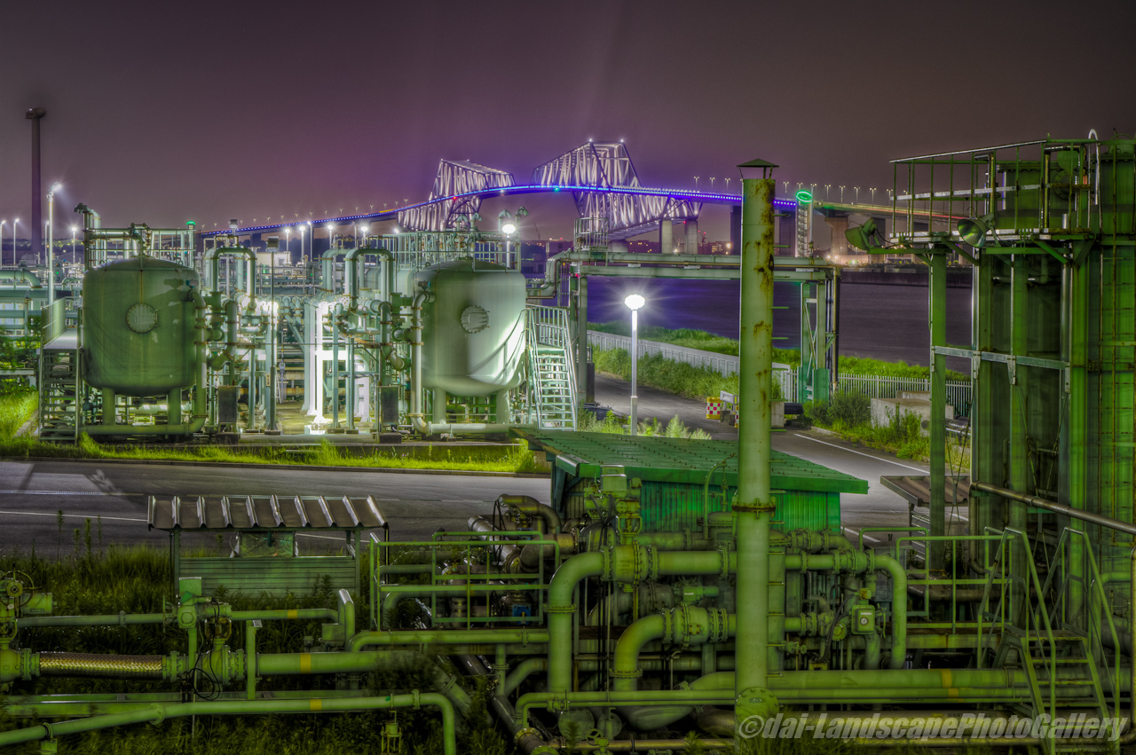 東京都排水処理場と東京ゲートブリッジ夜景