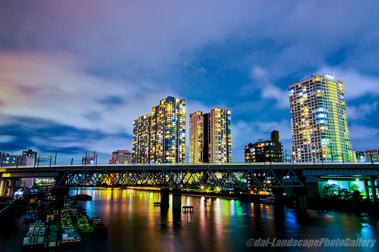 京浜運河夜景と新幹線の光跡