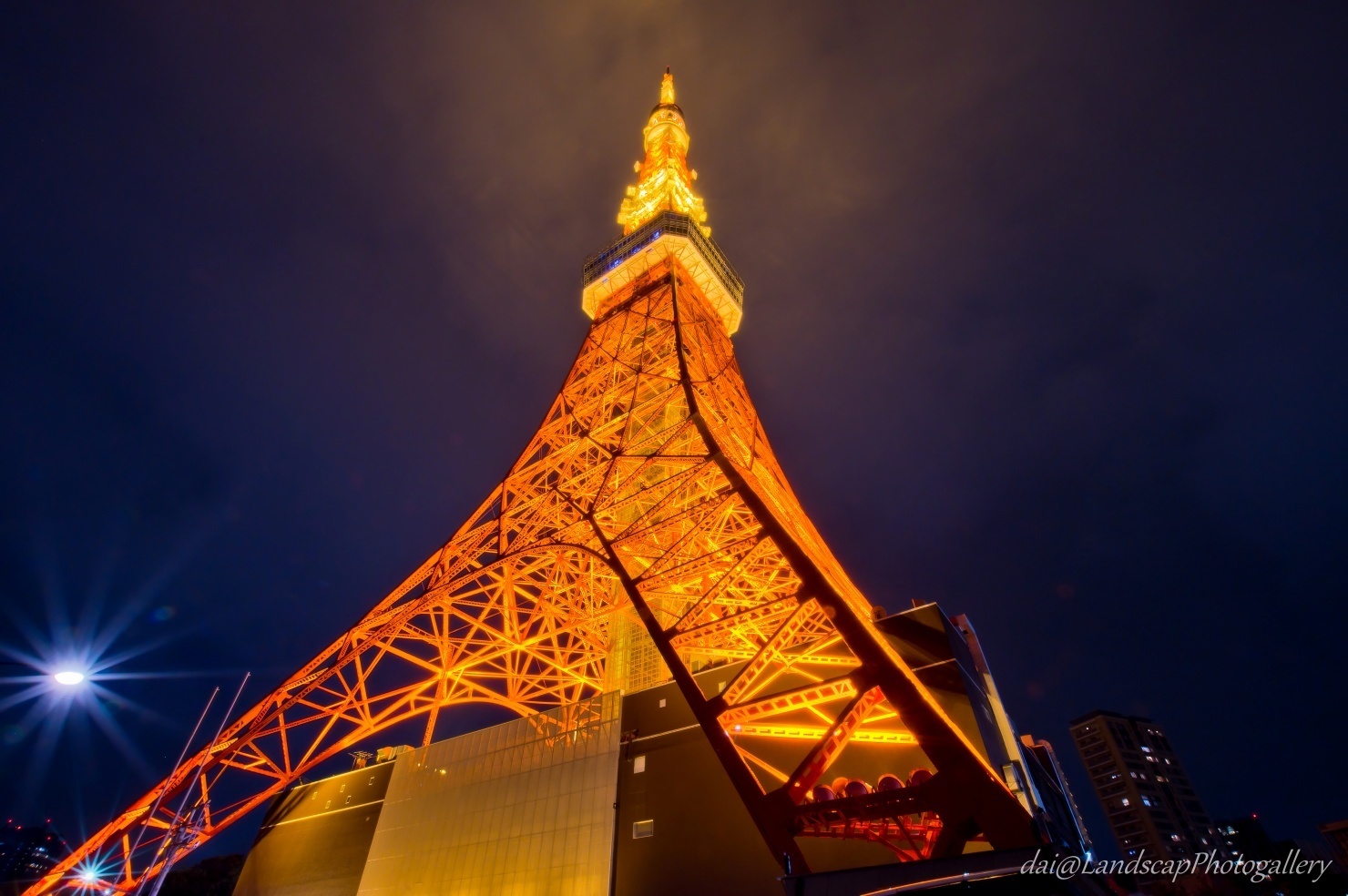 曇り空の東京タワー夜景