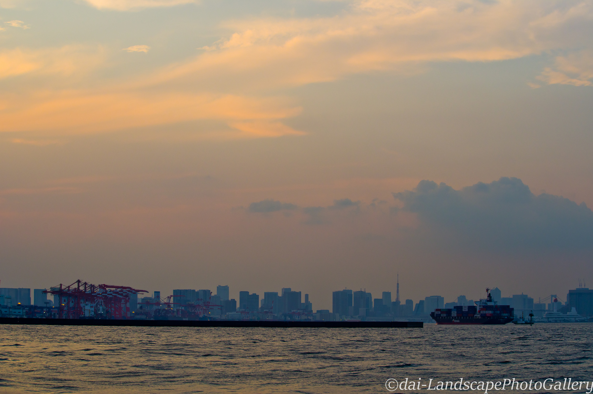 夕刻の東京港