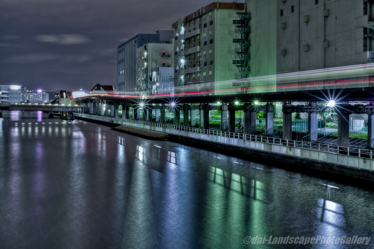 夜の京浜運河とモノレールの光跡【HDRi】