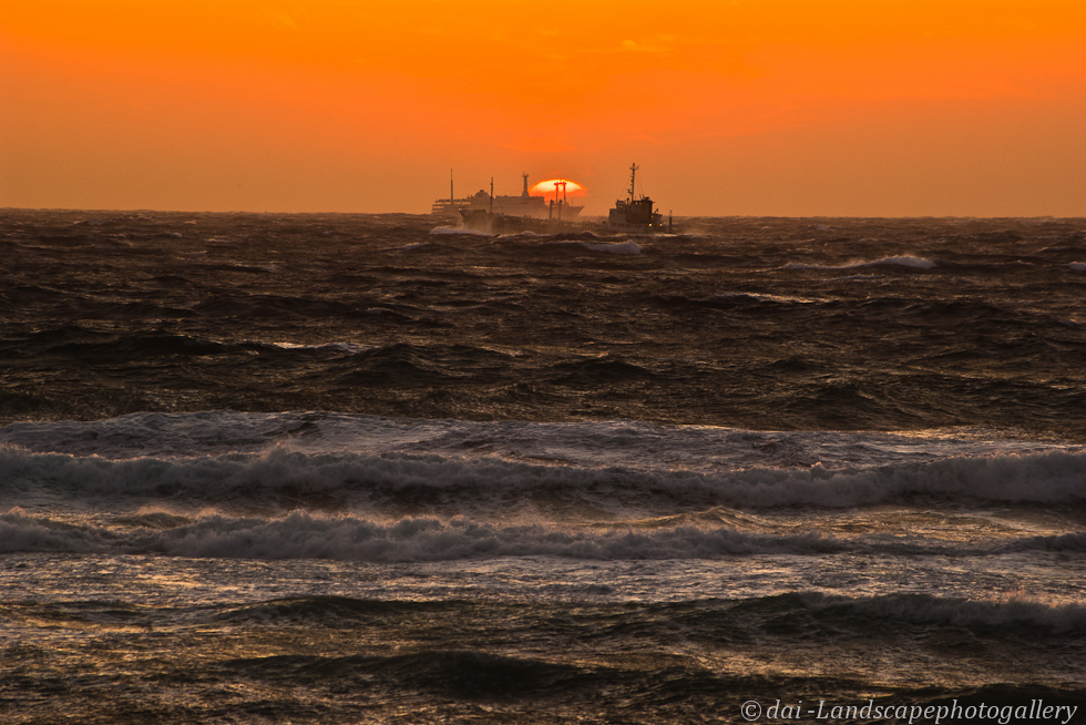 荒波夕景