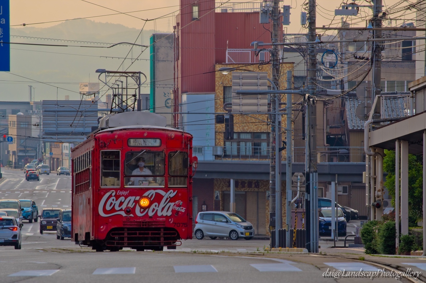 万葉線 コカ・コーラ レトロ電車の走る風景