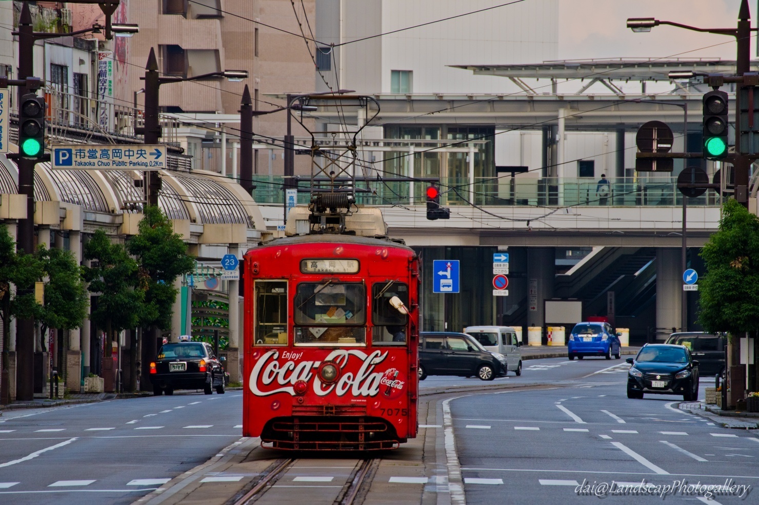 万葉線 コカ・コーラ レトロ電車の走る風景