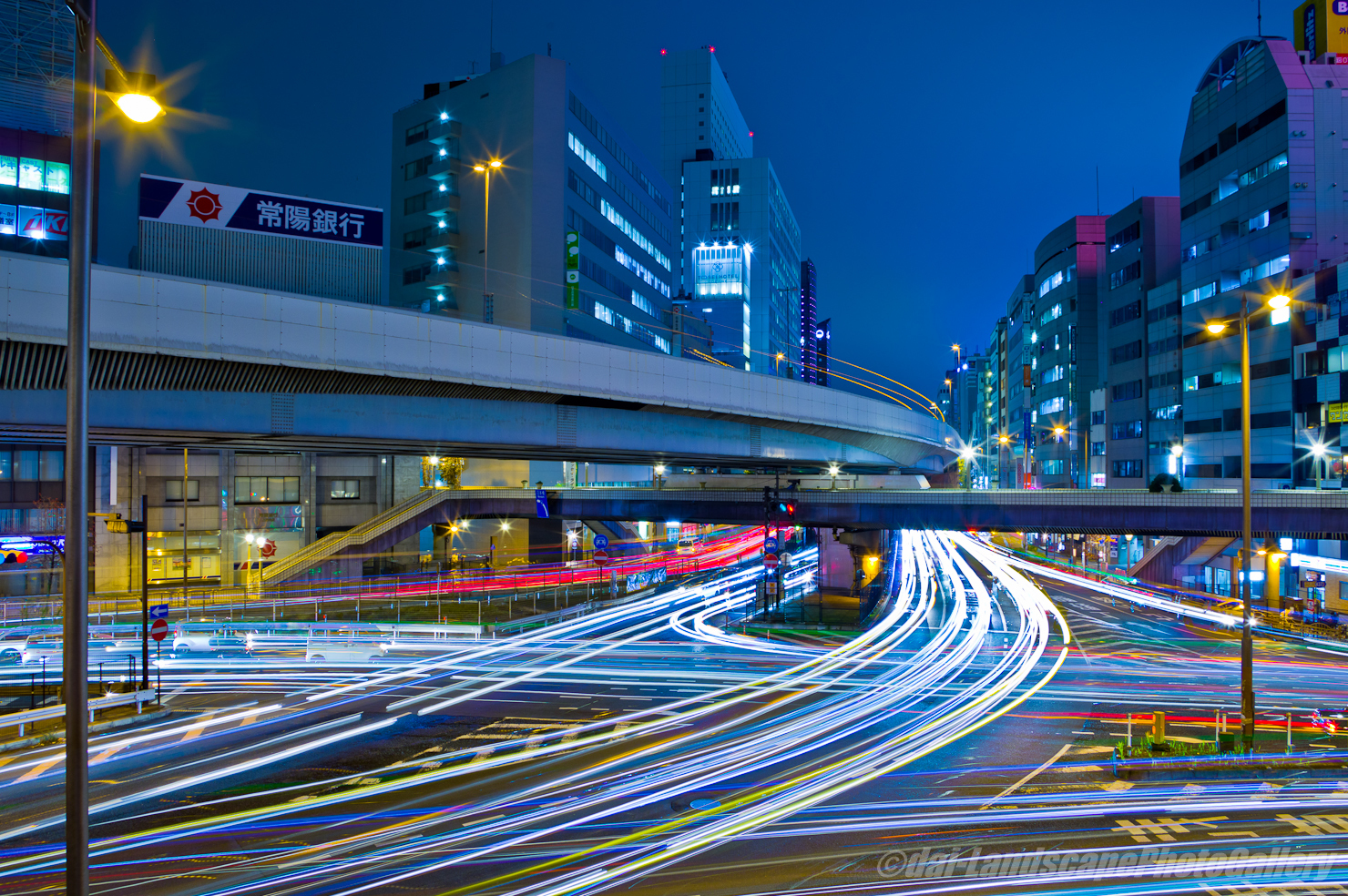 上野駅前の光跡