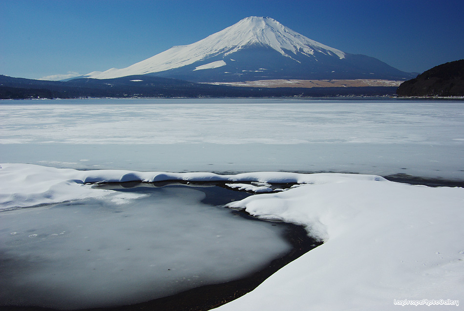 氷結の山中湖と富士山