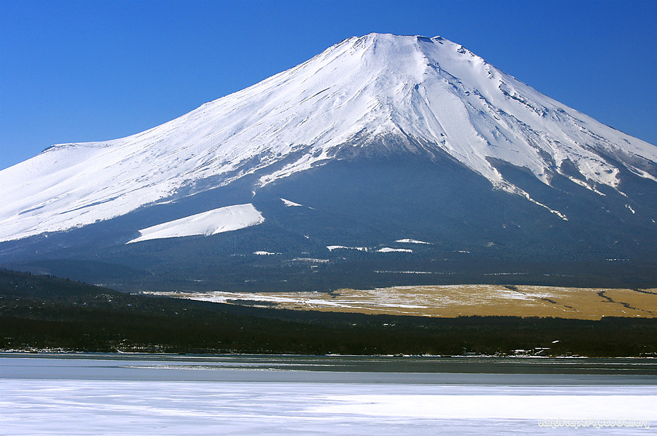 氷結の山中湖と富士山