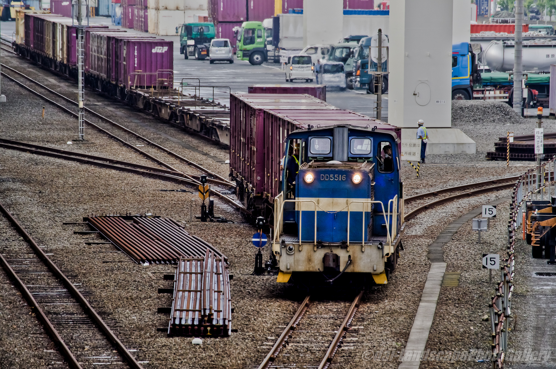 横浜本牧駅を出発する貨物列車【HDRi】