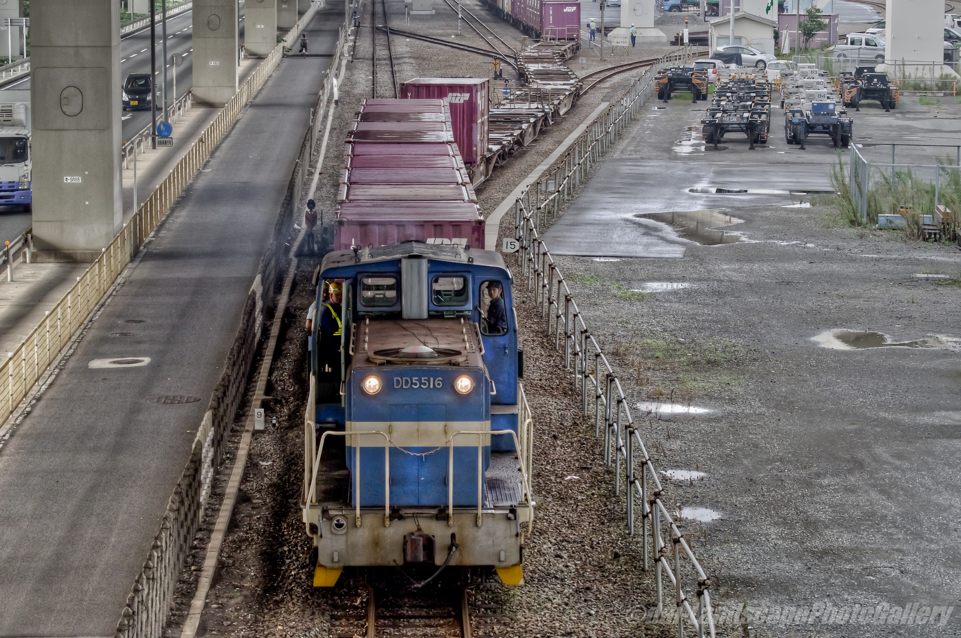 横浜本牧駅を出発する貨物列車【HDRi】
