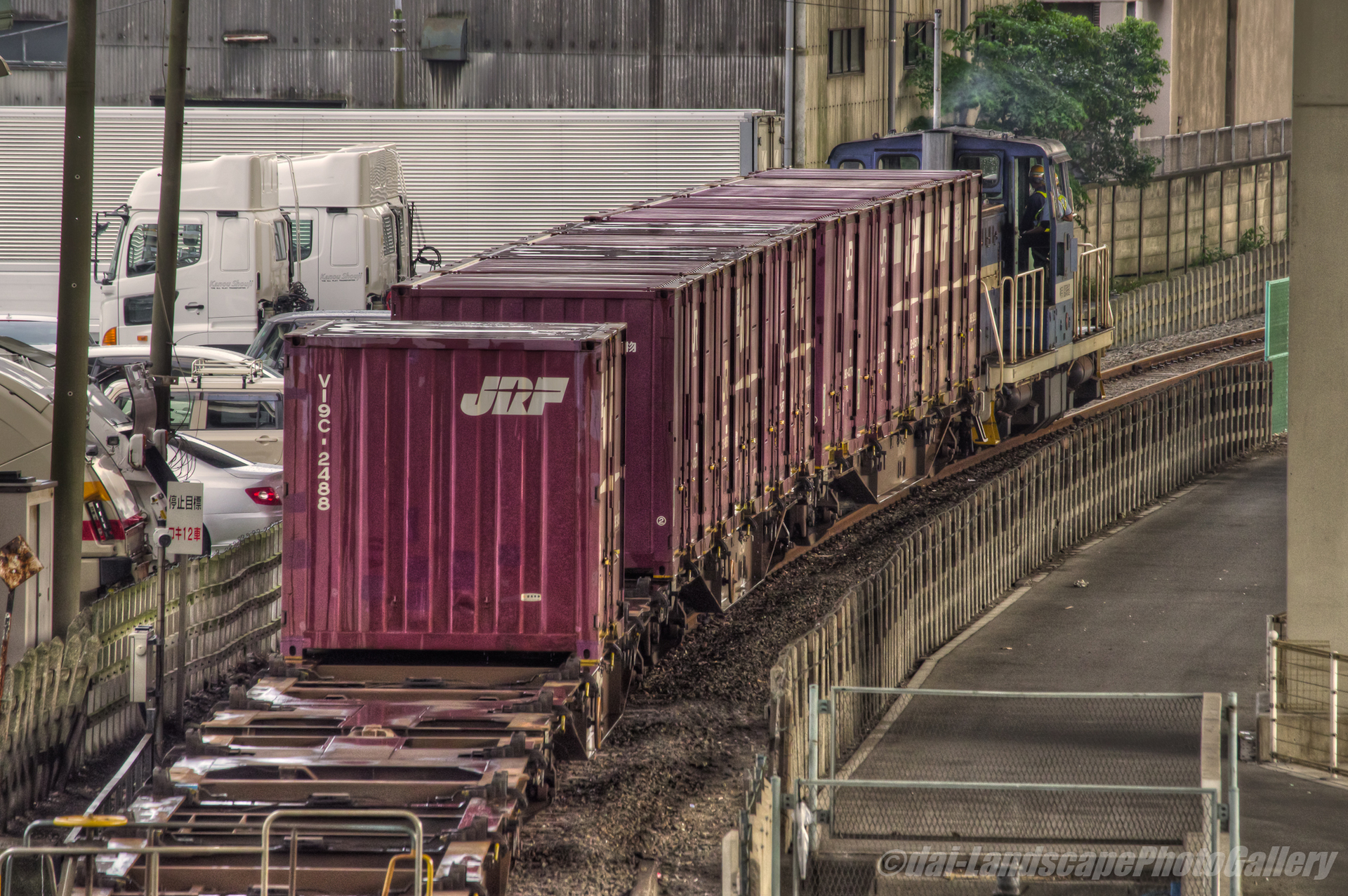 横浜本牧駅を出発する貨物列車【HDRi】